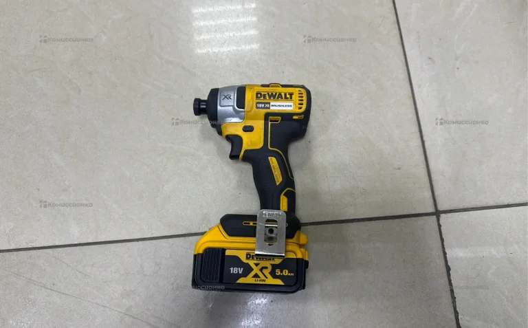 Шуруповерт DeWalt DCF887