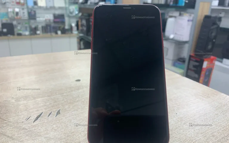 Apple iPhone XR 3/64 ГБ мутная,треснутая камера