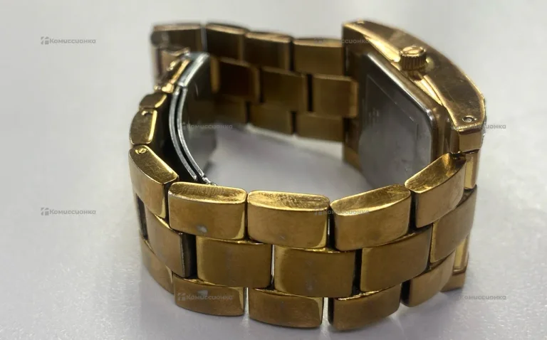 Часы  Guess w0128i3