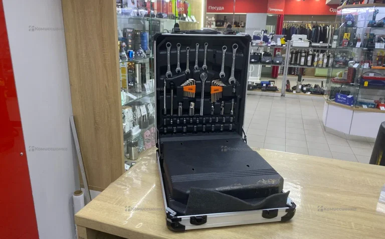 Набор инструментов в кейсе