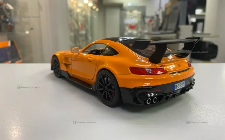 Металлическая модель автомобиля Mercedes-Benz AMG GT Black Series масштаб 1:18