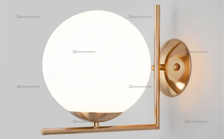 Настенно-потолочный светильник со стеклянным плафо