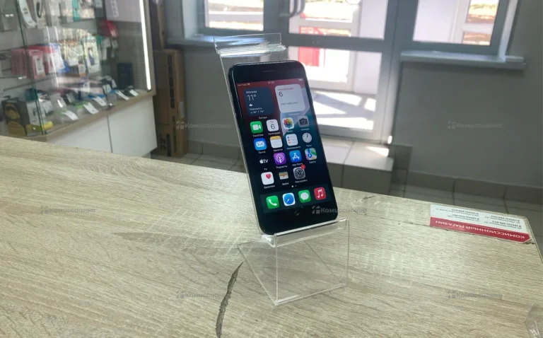 Apple iPhone SE (2020) 3/64 ГБ