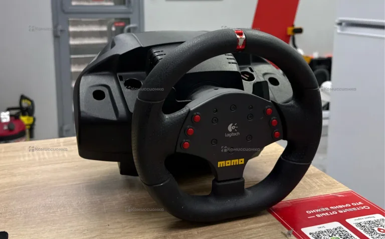 Руль с педалями MOMO Logitech