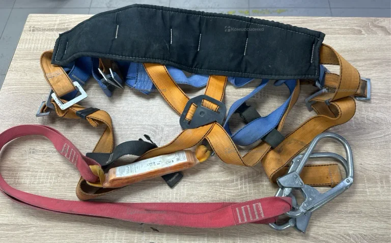 Страховочная привязь