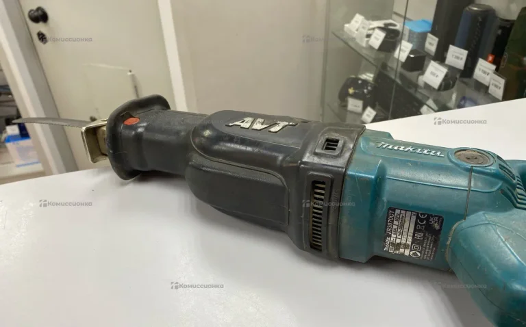 Сабельная пила Makita JR3070ct