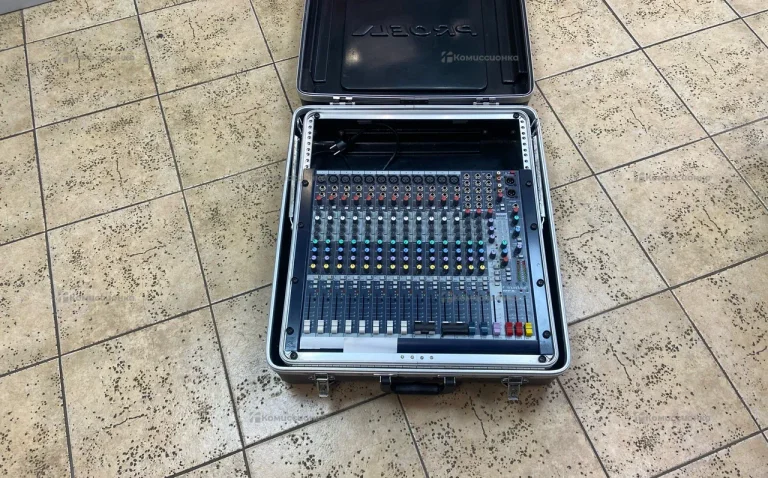 Микшерный пульт Soundcraft MFX12