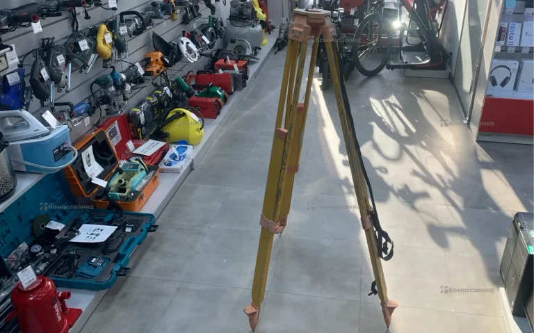 тринога для нивелира