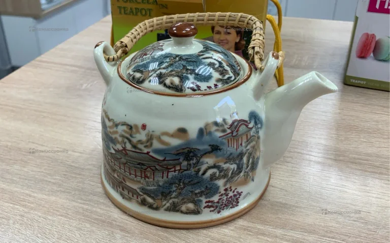 Чайник фарфоровый