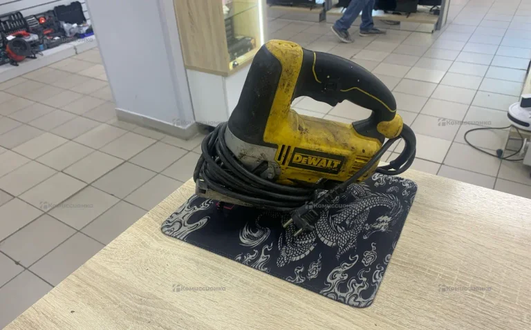 Электролобзик DeWALT DW349-KS