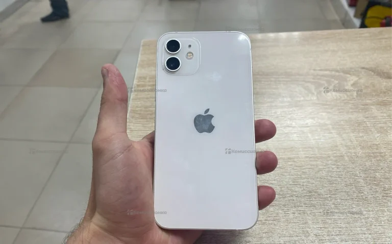 Apple iPhone 12 64 ГБ.