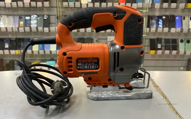 Электролобзик Black + Decker BES610