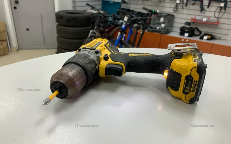 Аккумуляторная ударная дрель-шуруповерт DeWALT DCD