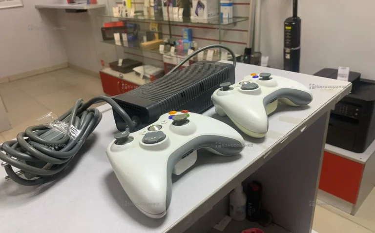 Комплект (блок питания и 2 джойстика) Xbox 360..