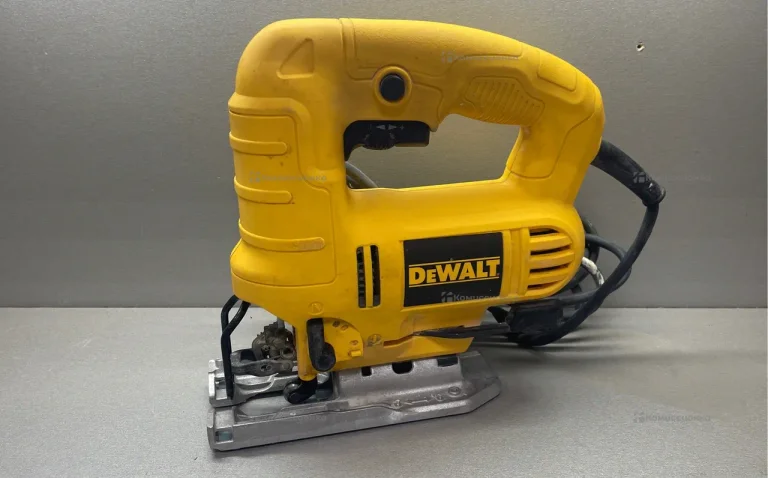 Электролобзик Dewalt DWE249-ks
