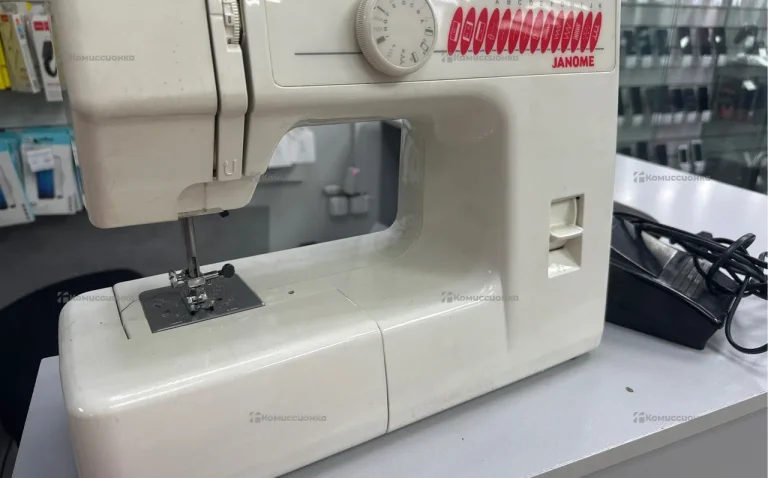 Швейная машина  Janome
