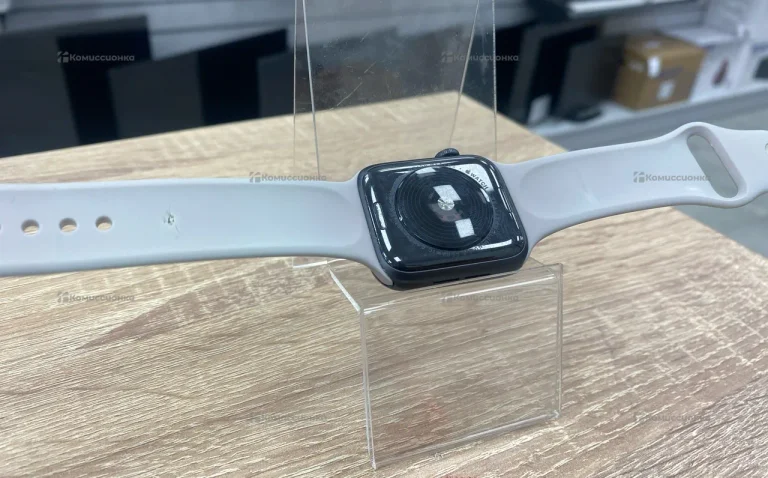 Часы  Apple Watch SE 44mm