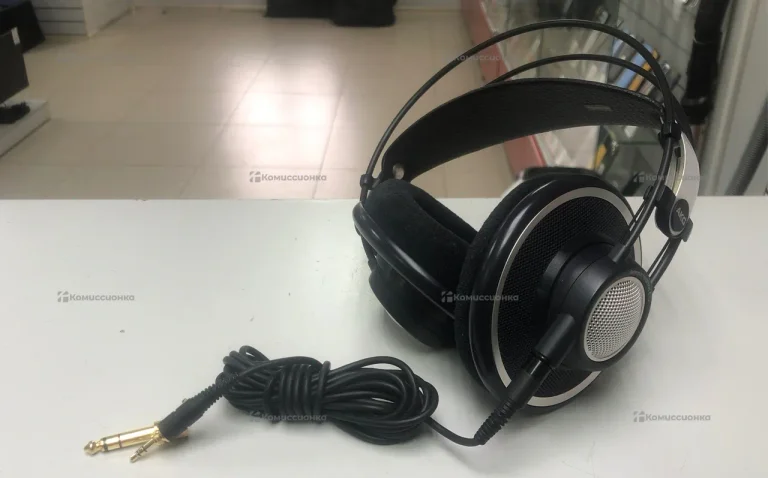 Студийные наушники AKG K702