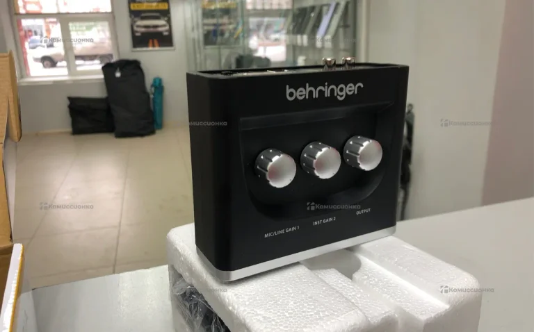 Звуковая карта Behringer u-phoria UM2