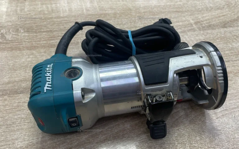 Фрезер Makita RT0700C