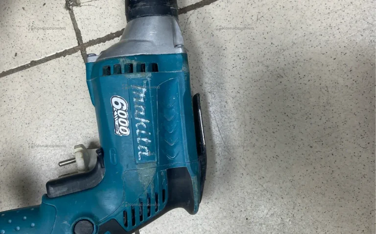 Шуруповерт makita FS6300