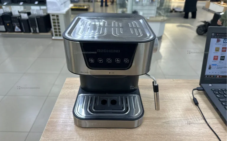 Кофеварка рожковая Redmond RCM-M1513