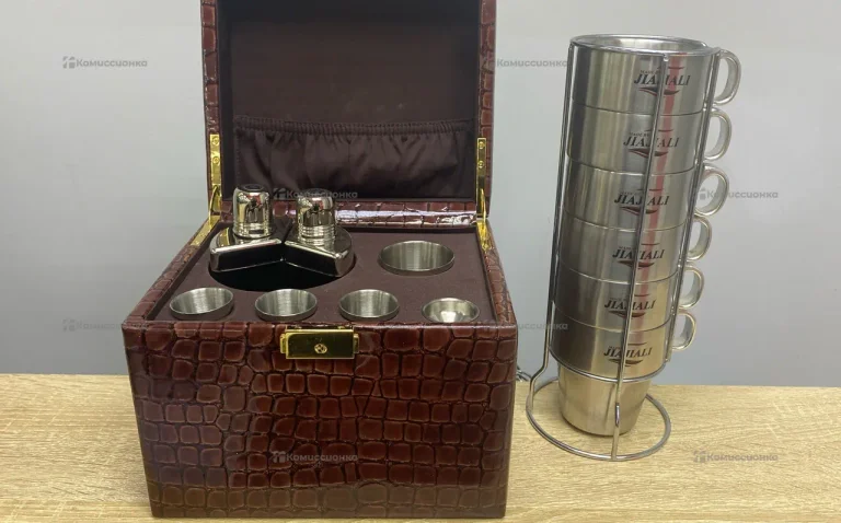 Набор футляр рюмки две бутылки и набор стаканов J