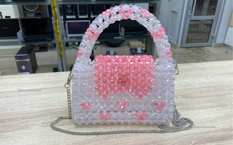 Сумка женская из бусин розовые сердечки