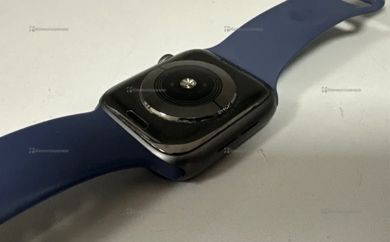 Часы Apple Watch 4 44mm Nike