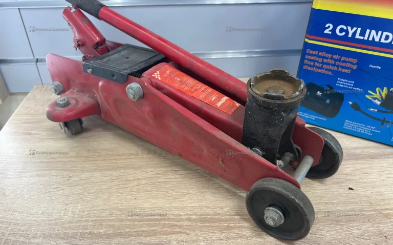 Домкрат подкатной 2т Megapower