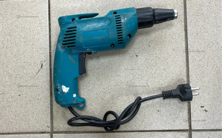 Шуруповерт makita 6821
