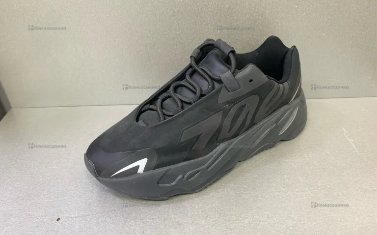 Кроссовки Adidas Yeezy 700 42р
