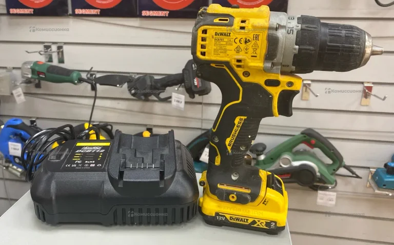 Аккумуляторная дрель-шуруповерт DeWALT DCD701
