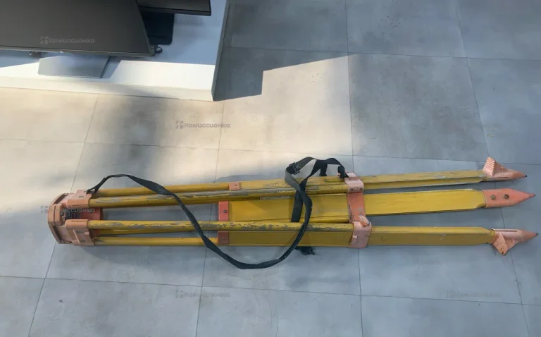 тринога для нивелира