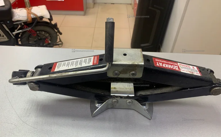 Домкрат винтовой ромбический 2т