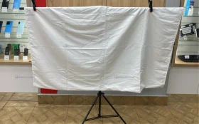 Белый фон и T образная стойка