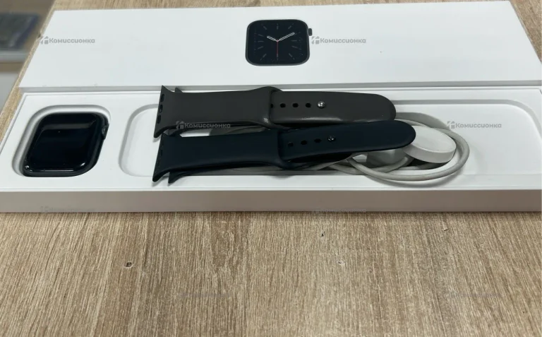 Часы  Apple Watch SE 44 mm