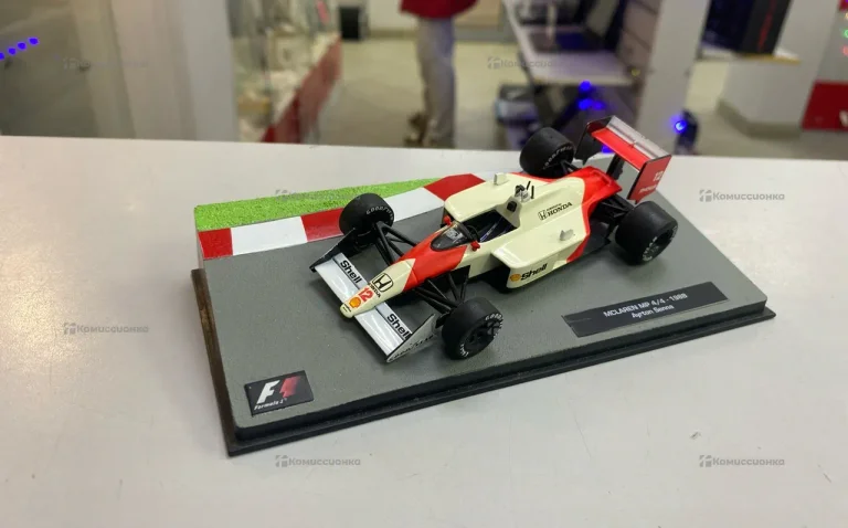 Машинка mclaren mp 4/4