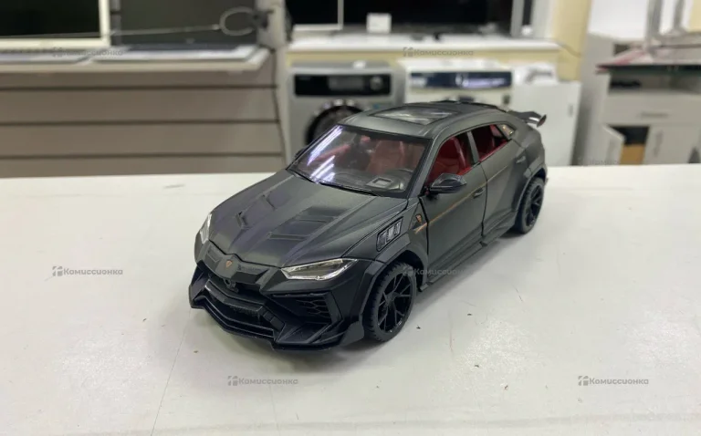 Машинка металлическая Lamborghini Urus 1:24 с дымом, светом и звуком