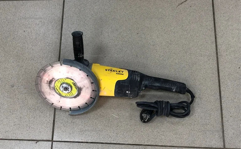 Угловая шлифмашина Stanley SL229-RU
