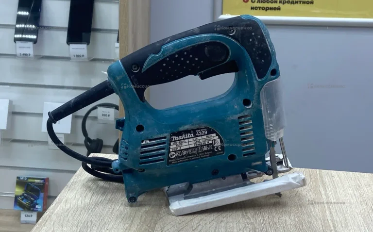 электролобзик makita