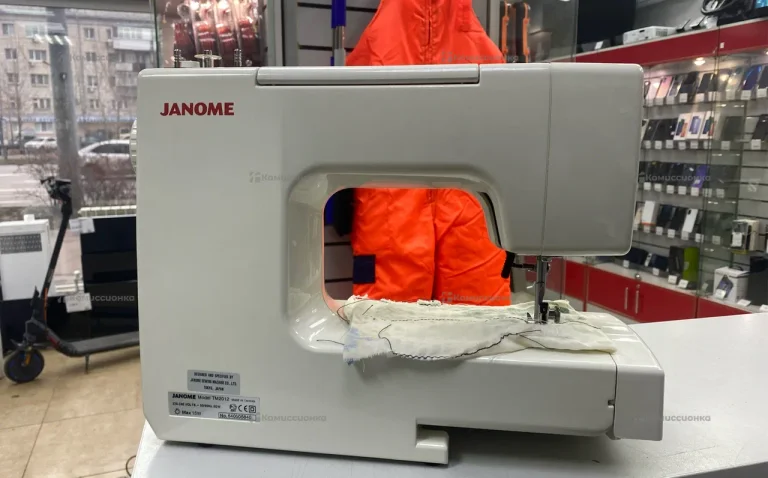 Швейная машина  Janome TM2012