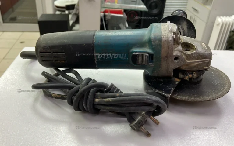 УШМ Makita 9558HN.