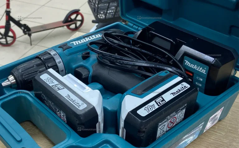 Аккумуляторная дрель-шуруповерт Makita DF488DWE