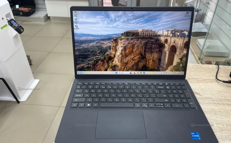 Ноутбук Dell Vistro 3520