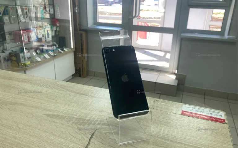 Apple iPhone SE (2020) 3/64 ГБ