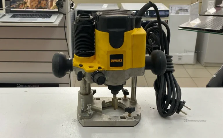 Фрезер DeWALT DW621-QS