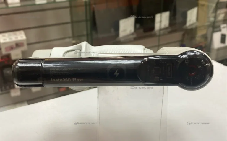 Стабилизатор Insta360 Flow