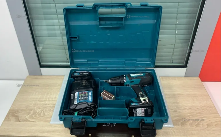 Аккумуляторная дрель-шуруповерт Makita DF333DWAE