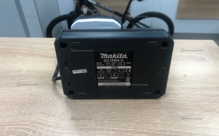Зарядное устройство Makita с аккумулятором